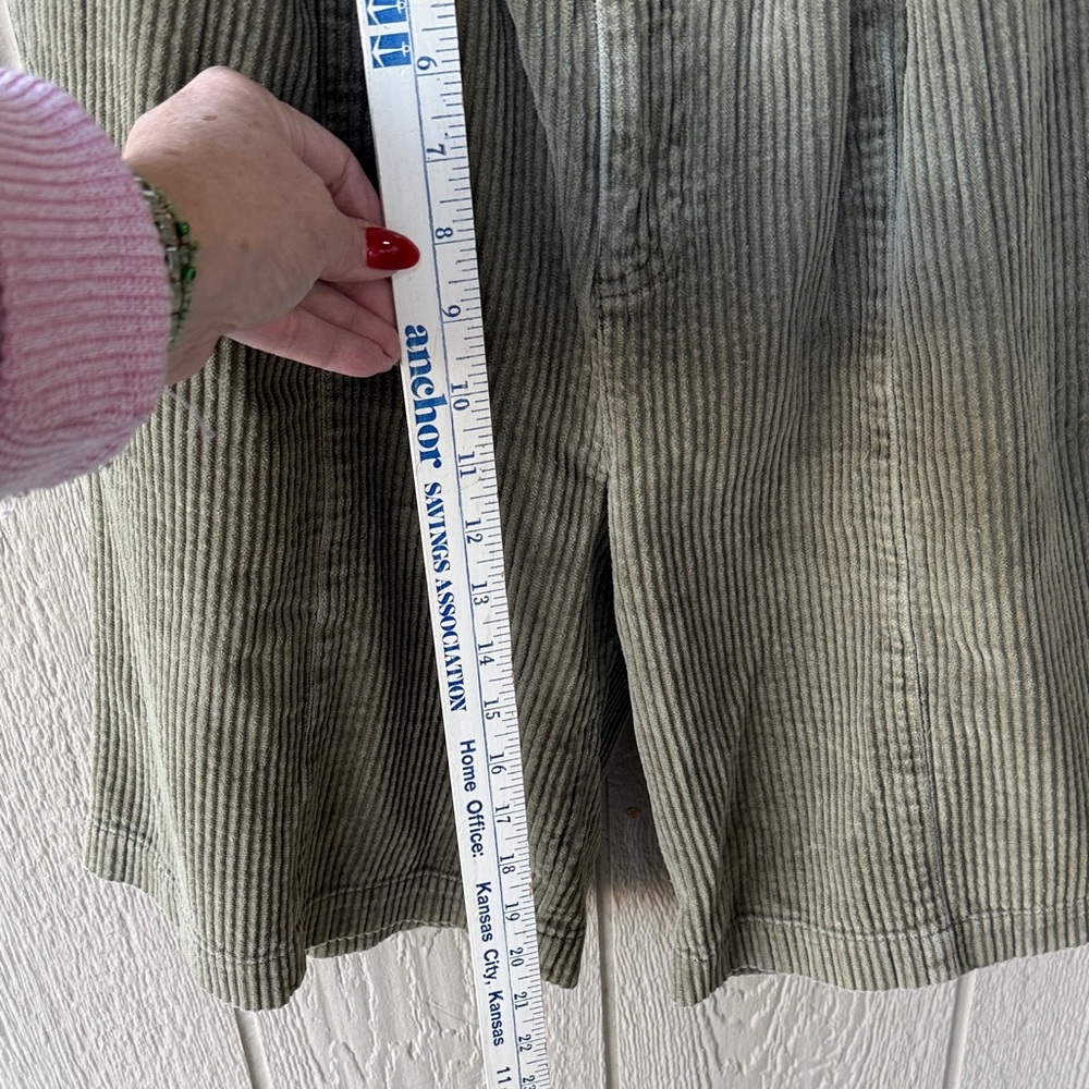 Eddie Bauer “Vintage-inspired Eddie Bauer corduroy Bermuda shorts (Y2K era)” - Picture 5 of 11